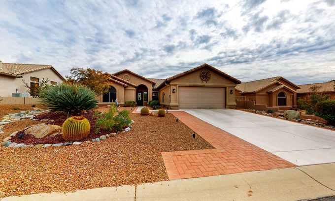 Saddlebrooke Maison | 55+ Resort Home - Shared Pool & Hot Tub - WiFi, AC, Snowbird-Friendly, Dogs OK