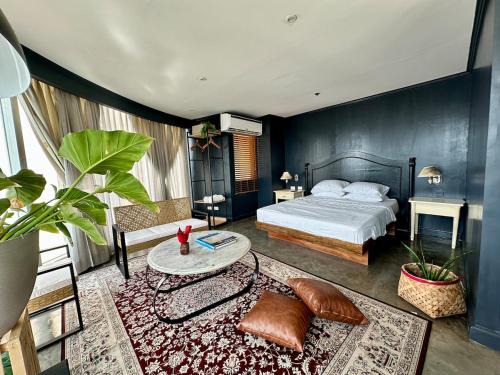 Downtown Appartement | 55-SQM Urban Cabin in Poblacion Makati