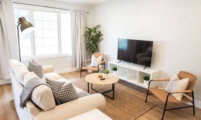 Kitchener Maison | 5Bd/2Ba Luxe Family Home - WIFI, Parking
