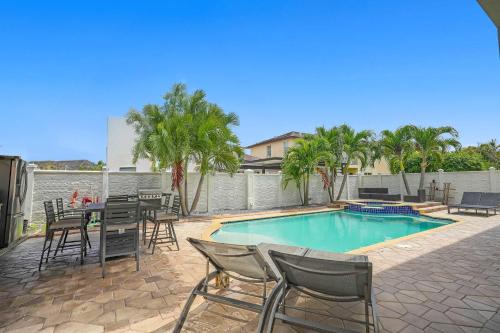 Miami Lakes Maison | 5BD, 5BA, Tropical Oasis, Pool, Patio and Fun