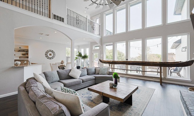 Rowlett Maison | Lakefront Living – Elegant 5BD Home on Lake Ray Hubbard