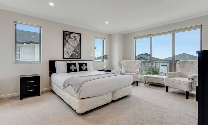 Flat Bush Maison | 5BDR FlatBush Mansion - Central Aircon, Fast WiFi, Pool Table, Netflix and More!