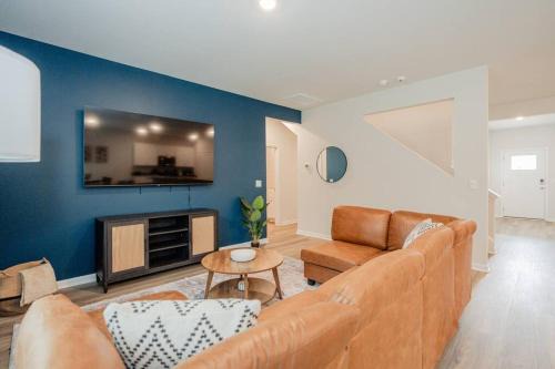 Wilmington Maison | 5BR 3B, Sleeps 13, Pet Friendly, Garage - Blue