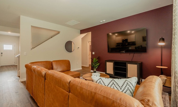 Wilmington Maison | 5BR/3B, Sleeps 13, Pets+, Garage - Maroon