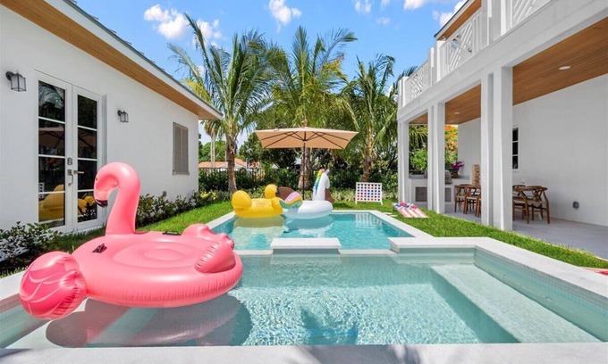 College Park Maison | 5BR/7BA Lux Pool with Guest House-5 min from Beach