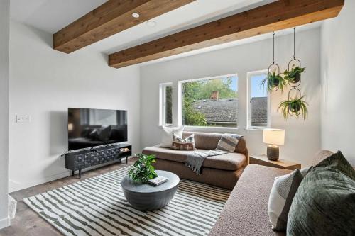Kerns Maison | 5BR at The Adelynn - Luxury Build - Walk to All