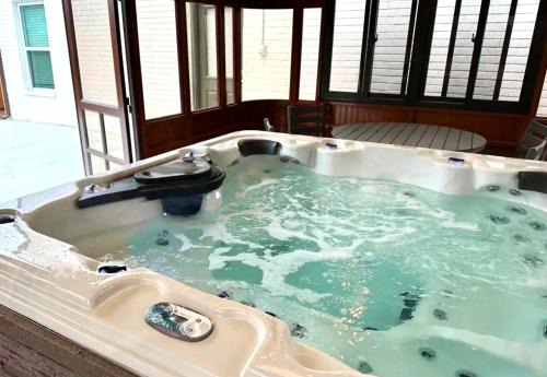 Central Oklahoma City Maison | 5br Ensuite Baths Hot Tub Near Lake Hefner #co