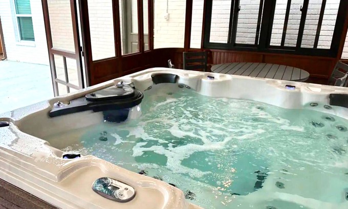 Central Oklahoma City Maison | 5BR Ensuite Baths | Near Lake Hefner | Hot tub, Kitchen, Laundry #CO
