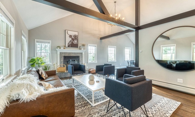 Ancramdale Autre | 5BR Farmhouse☆King Size Bed☆Mountain View☆28 Acres