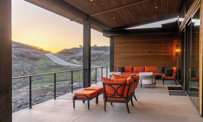 Tuhaye Maison | 5BR Luxury Lakeview Retreat: Hot Tub, Balcony, Pool Table, and More