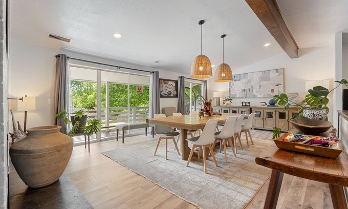 Central Oklahoma City Maison | 5BR Relaxation Haven Hot Tub Pool Table Fun M