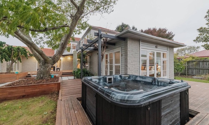 Avonhead Maison | 5BR Retreat – Garden & Deck Near Airport