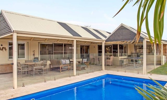 Mullaloo Maison | 5BR Retreat: Pool, table tennis & Pure Relaxation!