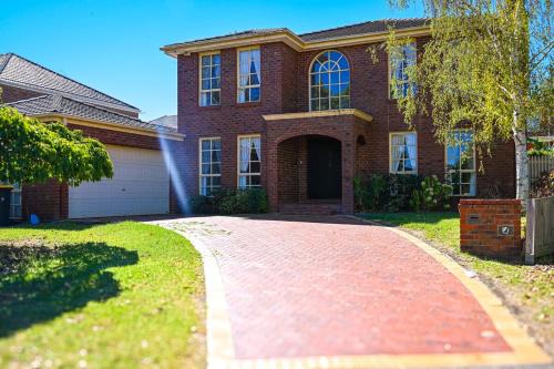 Glen Waverley Maison | 5BR Spacious Convenient Home in Central Glen