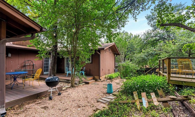 Barton Hills Maison | 5BR Tranquil Barton Hill Oasis Near Zilker & SoCo w/WiFi, AC, Private Backyard