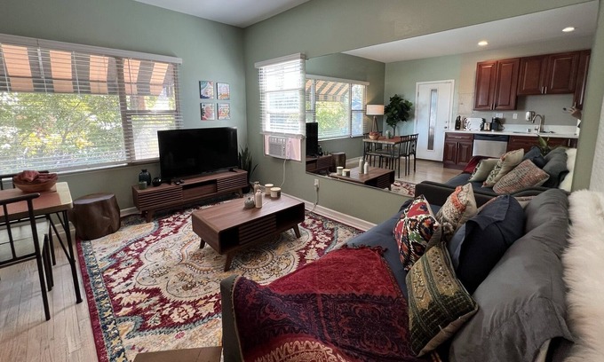Civic Core Appartement | .5mi walk to GASLAMP/ 2 blocks Transit Center. AC!