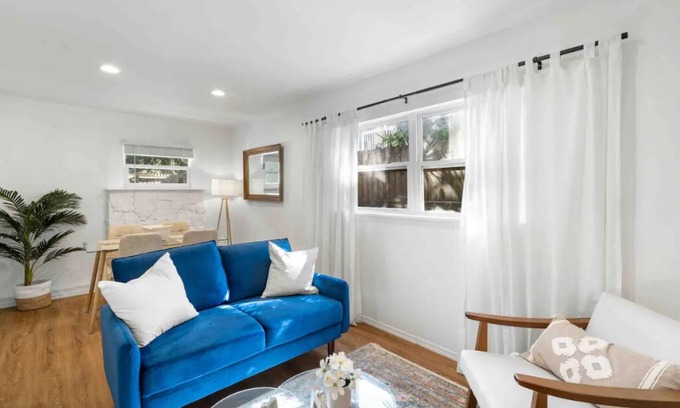 Historic Old Northeast Maison | 5min Drive-DTSP\Flexible Guest Policy\Fully Equipped Kitchen\Patio\Washer-Dryer