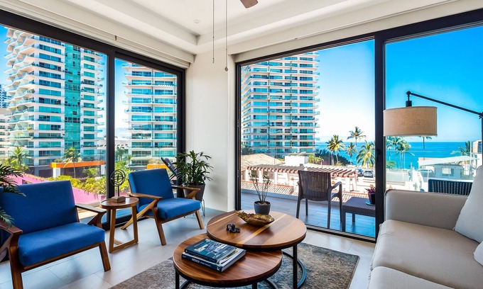North Hotel Zone Copropriété | 5th-floor condo with partial ocean views, heated pool, sauna, gym, balcony, W/D