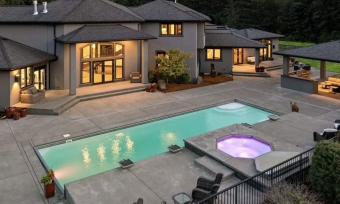 Auburn Maison | 5th Hole Luxury Gated House on golf course green with Pool and Ping Pong