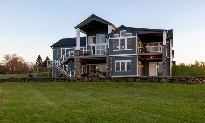 Ontario City Maison | 6 acre estate in Ontariowith lake views