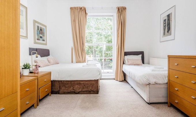 Canary Wharf Maison | 6 Apartments in a Mansion House for the Larger Groups sleeps up to 25