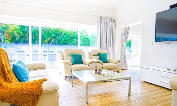 Harbor Beach Maison | Luxury 6 Bedroom Beach House | Heated Saltwater Pool + Game Room