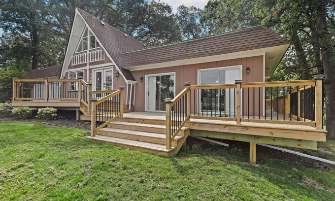 Cedar Lake Maison | 6 Bed 3 BA Spacious A-Frame Near Crown Point