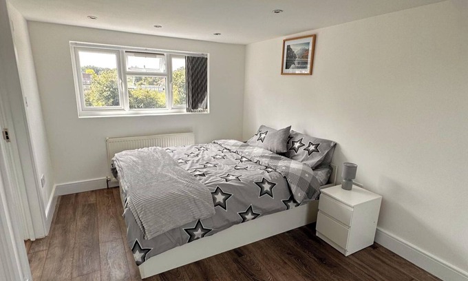 Hillingdon Maison | 6-Bed 3-Bath Home - Sleeps 14 & Free Parking