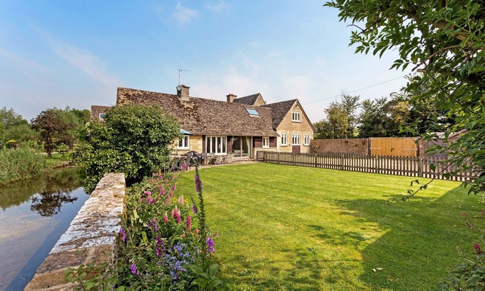 Eastleach Maison | 6 Bedroom, 4 Bathrooms, Cotswold House with Wood Fired Eco Hot Tub. Sleeps 11-14