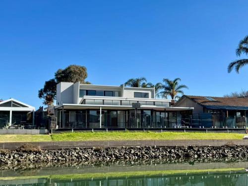 Patterson Lakes Maison | 6-Bed Lake Escape for Families & Friends