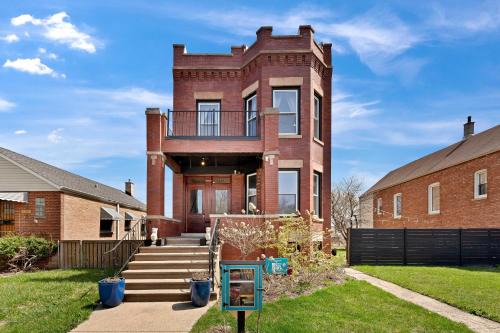 Berwyn Maison | 6 Bed Whole House in Chicagolands Trendy Berwyn home