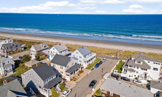 Waveland Maison | 6 Bedroom house steps from the sandy beach