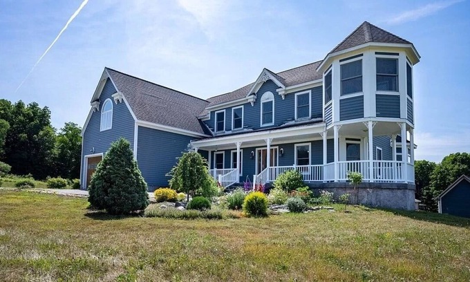 Groton Maison | 6-bedroom vacation home 20 minutes from Cornell University