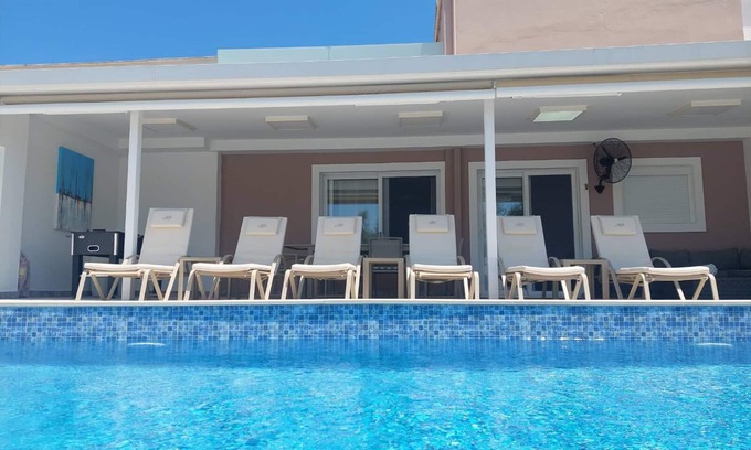 Georgioupolis Villa | 6 chambres à pied de la plage et du centre de Georgioupolis