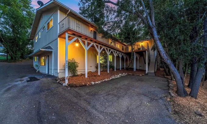 Santa Rosa Maison | 6 bedrooms near Wineries w/Hot Tub, Fire pit, and Arcade near Lake & Trails