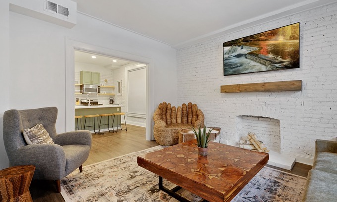 Uptown Maison | 6 Bedrooms - Stunning Remodel, Heart of Downtown Denver