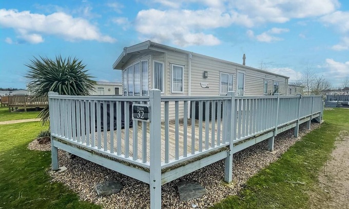Wells-next-the-Sea Maison | 6 berth caravan with WiFi at Wells-next-the-Sea in Norfolk ref 72032T