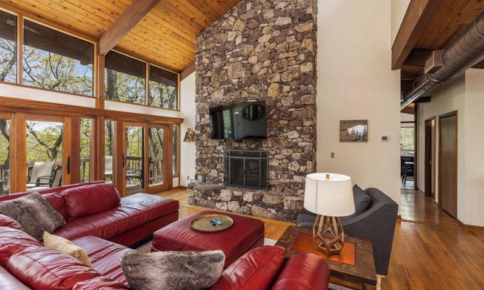 Wintergreen Cabine | 6 BR home, NEW HOT TUB, EV Charger.Walk to slopes! Close to wineries & breweries