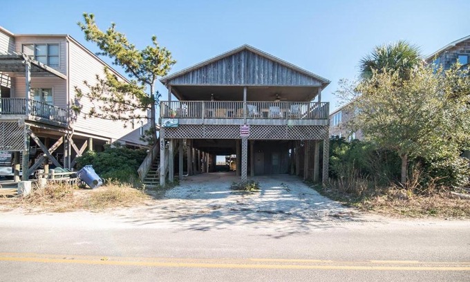 Pawleys Island Maison | 6 BR Oceanfront House with Creek Dock