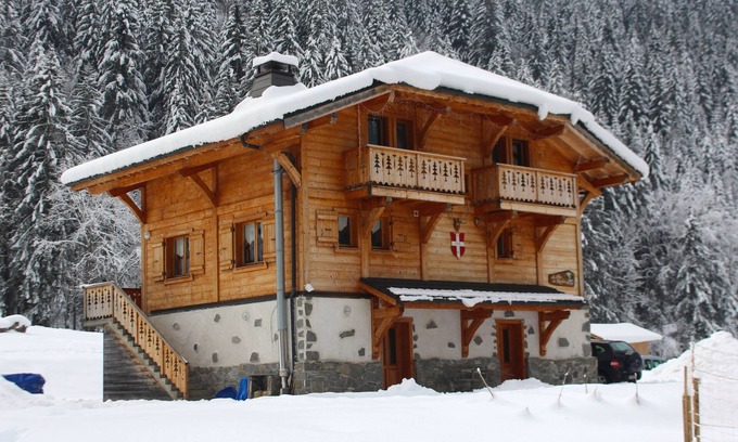 Les Prodains Chalet De Ski | 6 chambres doubles / lits jumeaux en suite et une chambre supplémentaire