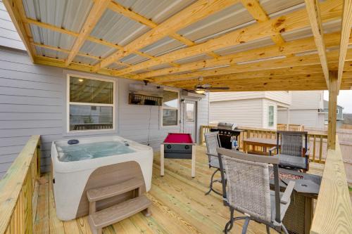 West San Antonio Maison | 6 Mi to AFB Pool and Hot Tub Haven with Game Room