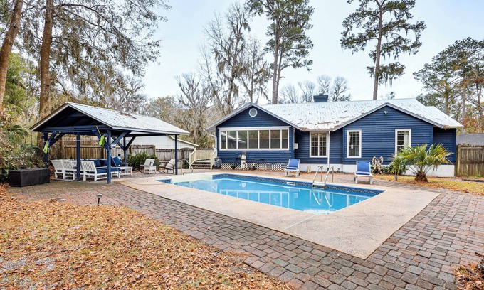 Dock Junction Maison | 6 Mi to Dtwn Brunswick: Home w/ Pool & Fire Pit!
