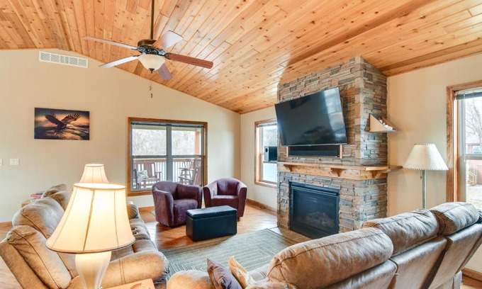Pella Maison | 6 Mi to Dtwn Pella Riverfront Cabin with Game Room!