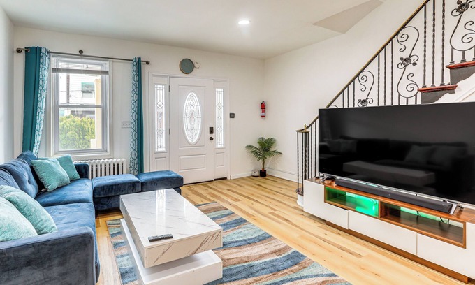 Primos Secane Maison | 6 Mi to Eagles Games: Stylish Philly Townhome!