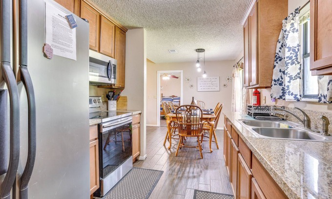 Lufkin Cottage | 6 Mi to Ellen Trout Zoo: Family Home w/ Yard!