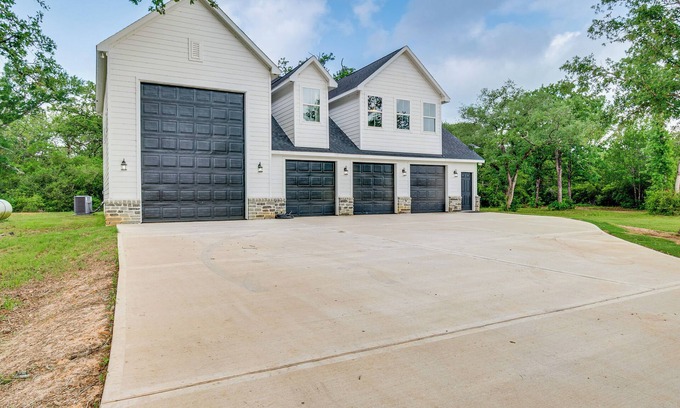 Somerville Maison | 6 Mi to Lake Somerville: Barndominium on 20 Acres