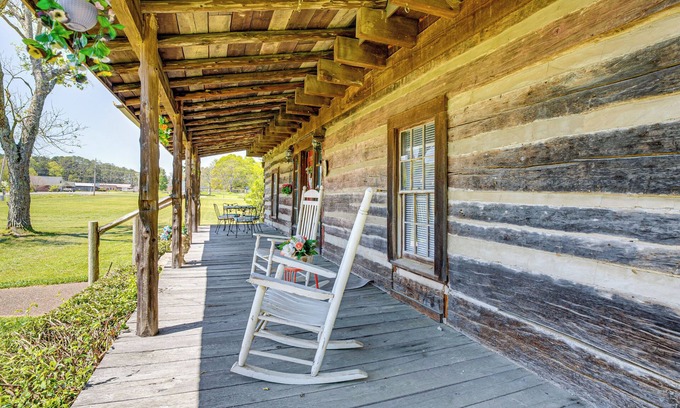 Hollywood Appartement | 6 Mi to Scottsboro: Apt w/ Furnished Porch