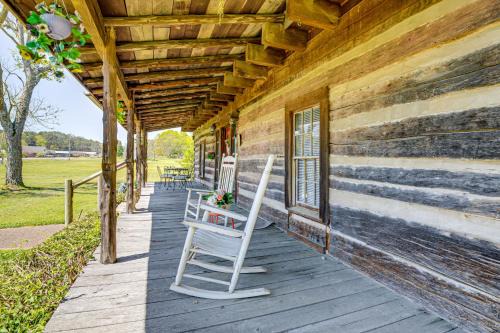 Hollywood Appartement | 6 Mi to Scottsboro Apt with Furnished Porch