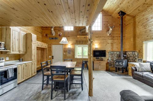 Backus Maison | 6 Mi to Spider Lake ATV Trails Cabin with Fire Pit