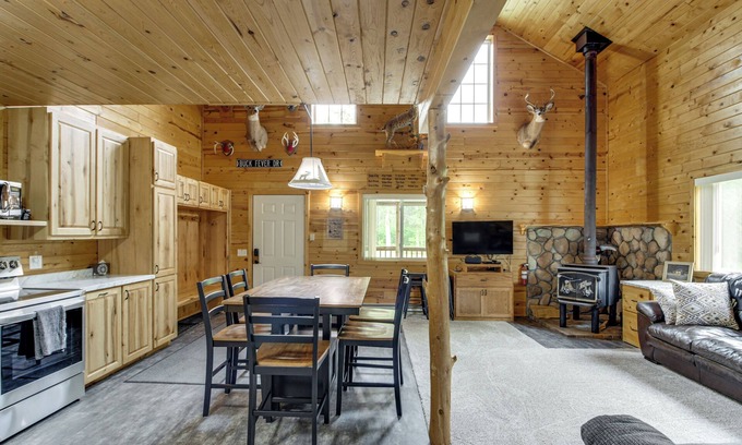 Backus Cabine | 6 Mi to Spider Lake ATV Trails: Cabin w/ Fire Pit